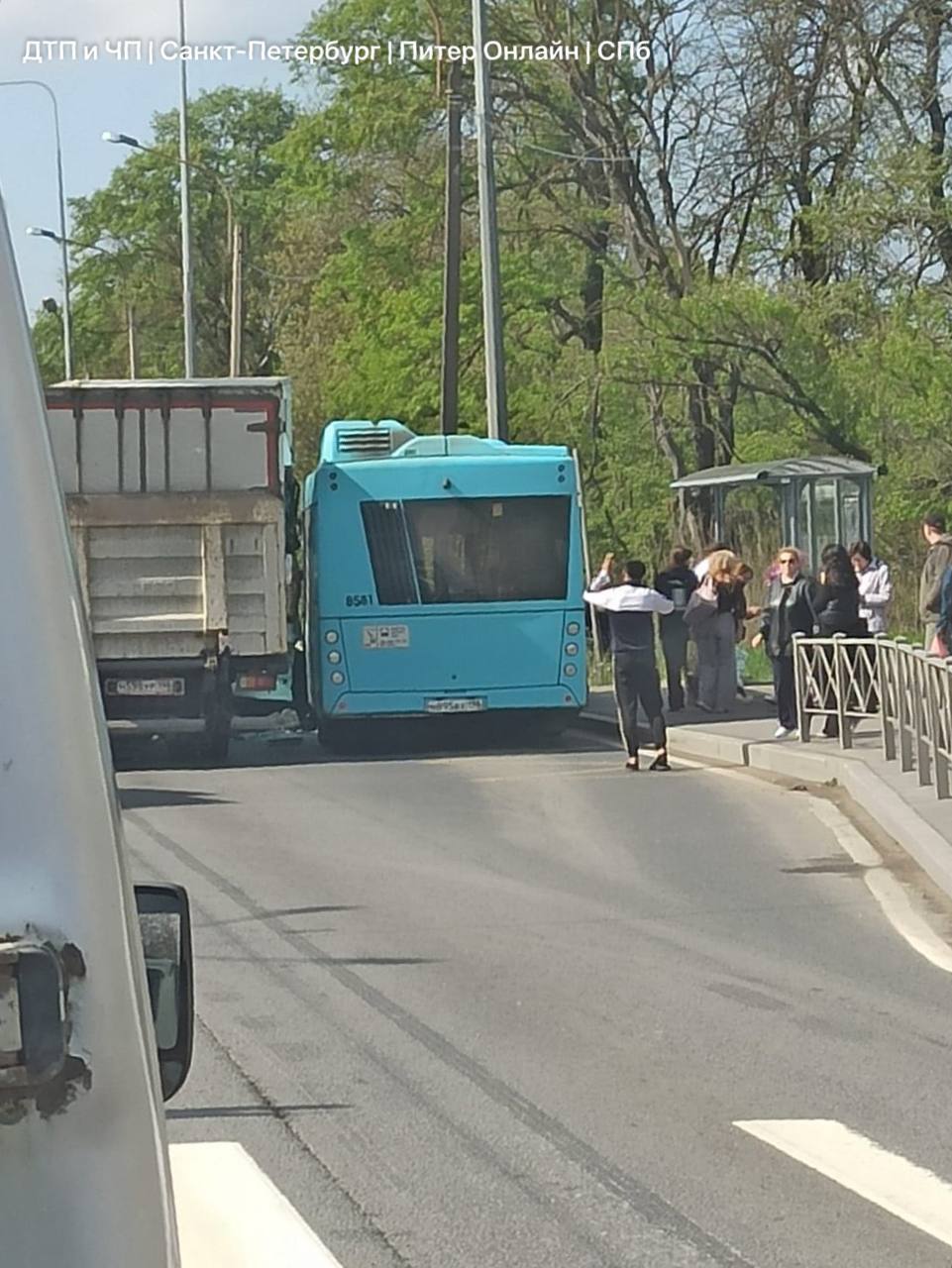 В автобус № 196 влетел КамАЗ, выехавший на встречку — данные «Пассажиравтотранса». Из пяти пострадавших трое — в салоне лазурного: 9-летняя девочка и две женщины. Их сейчас осматривают врачи.