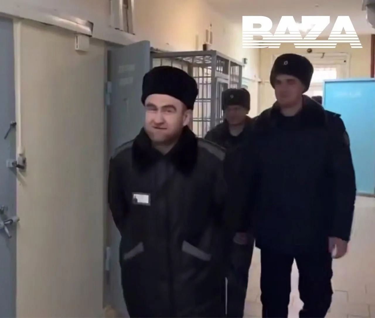 Отбывающий пожизненное экс сенатор Арашуков пожаловался на отсутствие двух яиц Некогда самый молодой сенатор в истории России а ныне преступник отбывающий пожизненное заключение в Чёрном дельфине Рауф Арашуков начал противостояние с администрацией колонии По мнению заключенного его права регулярно ущемляются потому он подал в Соль Илецкий суд по месту нахождения колонии как минимум 5 исков о нарушении условий содержания По данным Базы заключённый пожаловался на непредоставление в обед холодных закусок и двух куриных яиц на нарушение графика воспроизведения телеканалов на нарушение распорядка приёма пищи и на непредоставление телефонного звонка по 4 жалобам суд уже отказал Арашукову На рассмотрении остался лишь один иск на непредоставление продуктов питания заключённому По нему Соль Илецкий суд планирует вынести решение на этой неделе База писала что Арашуков отбывает пожизненное заключение за создание преступного сообщества и организацию заказных убийств Такой же приговор вынесен его отцу По данным следствия они организовали убийства председателя молодёжного движения Адыгэ Хасэ Аслана Жукова и советника президента Карачаево Черкесии Фраля Шебзухова Преступная группировка Арашуковых действовала около 17 лет Если у вас плохо прогружаются файлы все новости BAZA также доступны в нашем канале в MAX   max ru baza