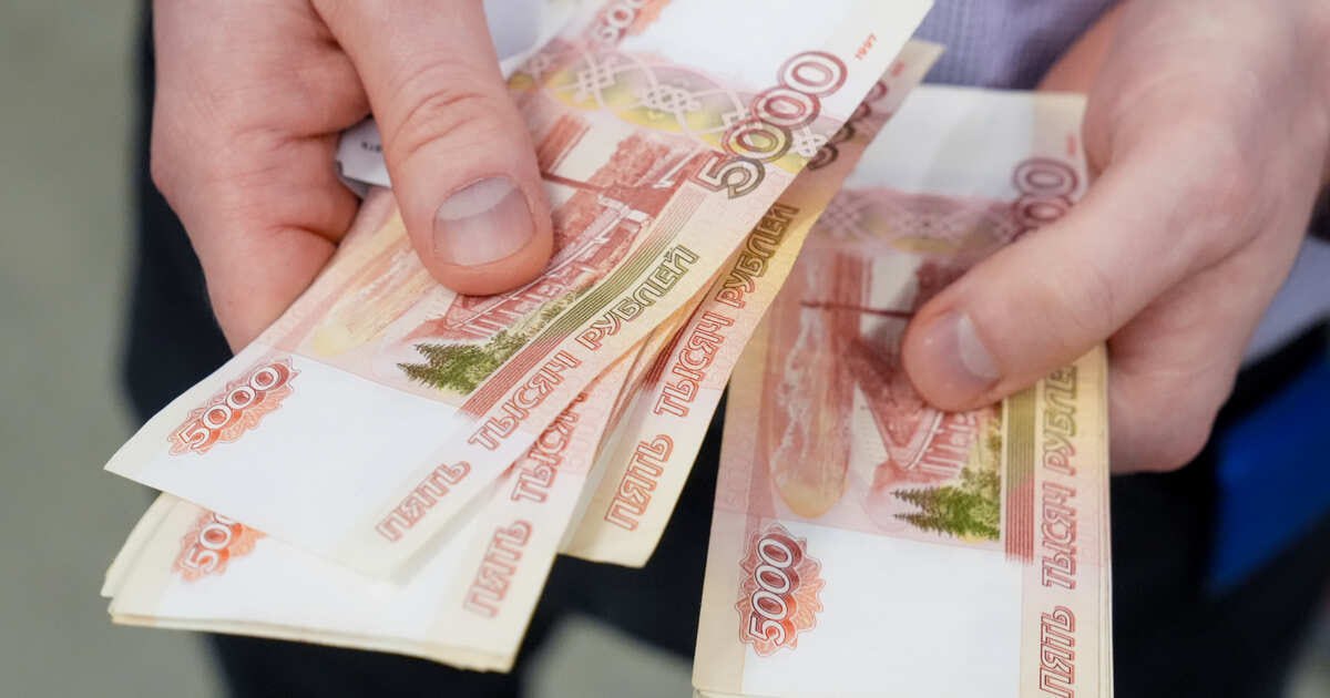 Долги по страховым взносам растут прежде всего из-за ухудшения финансового положения предпринимателей на фоне высоких ставок, особенно в малом и среднем бизнесе, отметил Чернов. Там оборотные средства в первую очередь идут на текущие расходы: зарплаты, аренду, закупки, но не на страховые отчисления. «Рост задолженности может быть связан с тем, что, пытаясь сократить затраты на производство, предприятия уменьшают численность персонала. В том числе за счет привлечения работников на стороне и передачи части функций и бизнес-процессов на аутсорсинг. Такие формы занятости часто оформляются не напрямую через штат, а через сторонние компании, которые не всегда вовремя или в полном объеме уплачивают страховые взносы», — заявила Долженкова.