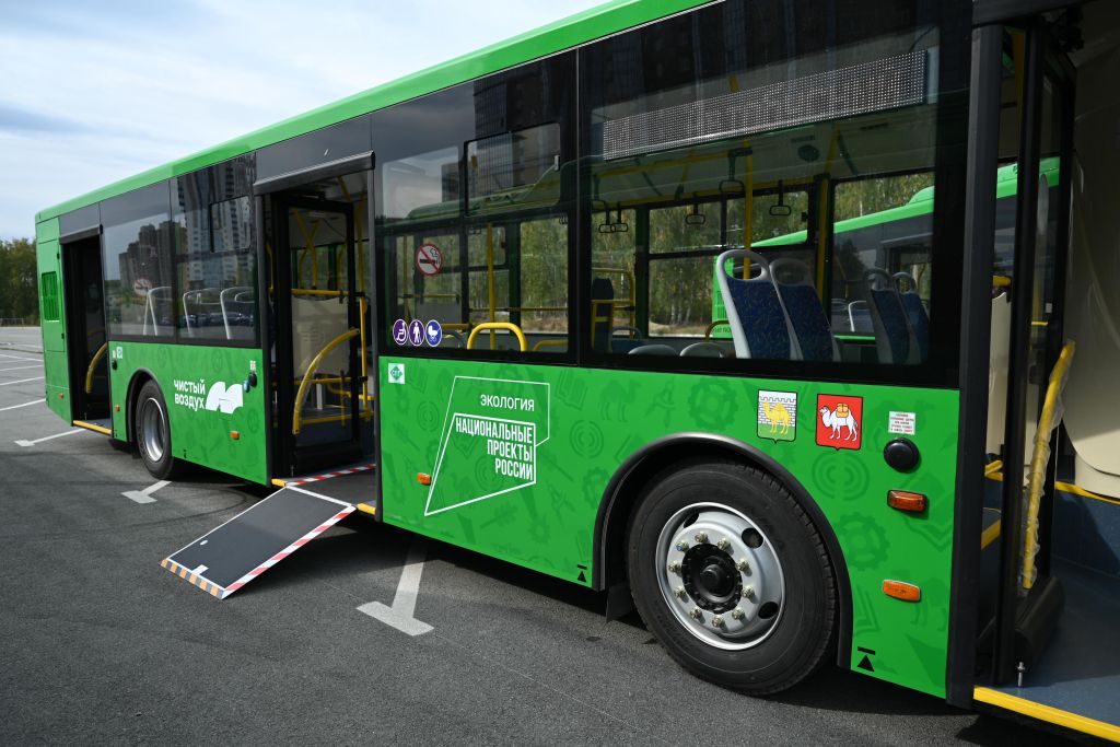 Южноуральцам упростили оформление льгот для проезда на общественном транспорте gubernia74 ru articles society 1137415 Социальные службы больше не будут требовать с федеральных льготников которые проживают в Челябинской области предоставлять документы подтверждающие их статус если всю информацию можно получить через междведомственное взаимодействие Это стало возможным благодаря внесенным изменениям в областной закон О дополнительных мерах социальной поддержки по оплате проезда отдельных категорий граждан в части упрощения процедуры получения мер социальной поддержки по оплате проезда прокомментировала первый заместитель министра социальных отношений Челябинской области Любовь Истомина Компенсацию стоимости проезда на городском и пригородном транспорте ежегодно получают около 27 28 тысяч жителей региона Для этого из бюджета выделяют более 430 миллионов рублей t me chgub