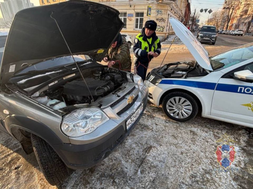 Обращение за помощью зачастую самый оперативный способ найти решение проблемы Так 16 января на Университетской площади к инспекторам Госавтоинспекции города Воронежа обратился взволнованный пожилой мужчина с просьбой о помощи Мужчина пояснил что ему срочно необходимо попасть на приём к врачу но автомобиль не заводится на сильном морозе Сотрудники полиции откликнулись на просьбу воронежца и с помощью патрульного автомобиля им удалось запустить двигатель транспортного средства Мужчина от всей души поблагодарил автоинспекторов и поспешил к врачу