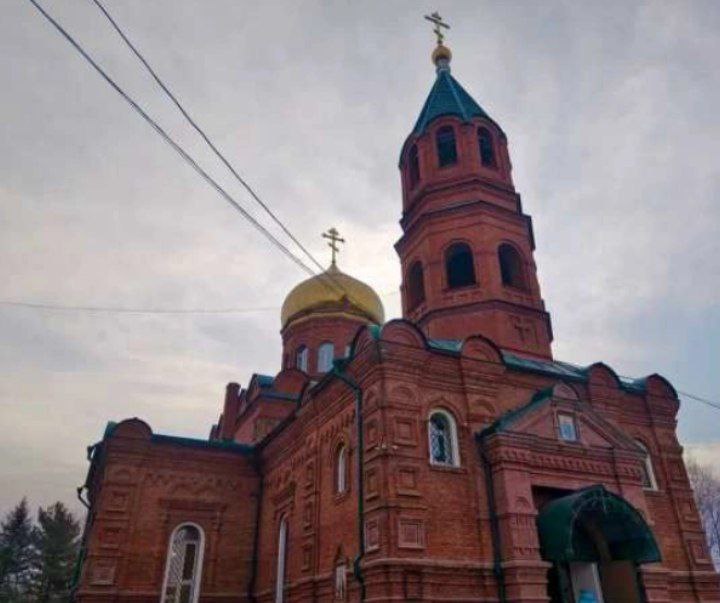 В Покровском храме п Угловое состоялось архиерейское богослужение в Неделю сыропустную 22 февраля в Неделю сыропустную митрополит Владивостокский и Приморский Павел возглавил Божественную литургию в храме Покрова Пресвятой Богородицы п Угловое Владыке Павлу сослужили секретарь Владивостокской епархии иерей Илия Талько благочинный Артёмовского благочиния и настоятель храма протоиерей Сергий Бирюк иерей Алексей Овчинников иерей Сергий Григорьев диакон Адриан Чунчук и диакон Василий Талько На входе в храм главу митрополии встретили юные прихожане с букетом цветов Сегодня Святая Церковь перед началом Великого поста вспоминает изгнание Адама из Рая В своей проповеди архипастырь поведал прихожанам историю человеческого грехопадения и раскрыл необходимость принесения покаяния Также правящий архиерей отметил милосердие Господа Который даровал людям свободу Господь создал наше сердце как особую область во всей вселенной где Сам Бог Всемогущий действует только так как разрешит человек Представляете Бог легко может звезды поменять местами новую зажечь звезду старую погасить Для Него всё это легко Но простить человеку грех можно только если человек покается в нем попросит об этом Бога Господь не делает насилия над человеком Если человек не желает прощаться с грехом Бог не прощает грехи Поэтому Бог так хотел чтобы Адам и Ева покаялись в своем грехе и тогда Господь опять бы всё наладил сказал глава митрополии В завершение проповеди владыка пожелал всем присутствующим Божией помощи в прохождении духовного пути святого поста