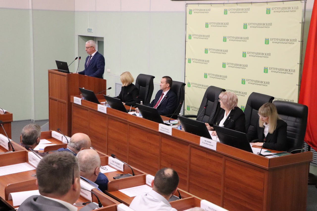 Главой Бутурлиновского муниципального района стал Александр Головков Его кандидатуру выдвинутую по результатам конкурса Совет народных депутатов поддержал единогласно Заседание Совета состоялось в четверг 6 ноября Срок полномочий Александра Головкова составит 5 лет К обязанностям глава официально приступил в день избрания От имени Правительства Воронежской области Александра Головкова с назначением поздравила министр внутренней политики Елена Дерганова Это важный момент и для района и для области Вам всем вместе нужно поддерживать то что уже сделано а сделано немало и искать пути для дальнейшего развития Благодарю Совет депутатов за консолидированную позицию Сделанный выбор это выбор в пользу дальнейшего поступательного развития территории без необходимости для нового главы вникать во все дела заново Они ему известны отметила Елена Дерганова Александр Головков родился в селе Козловка Бутурлиновского муниципального района в 1975 году С 2003 года работал в администрации Козловского сельского поселения на различных должностях В 2018 году стал главой администрации Бутурлиновского городского поселения Член партии Единая Россия Исполнял обязанности главы Бутурлиновского муниципального района с сентября 2025 года Правительство Воронежской области Подписаться на канал в МАХ