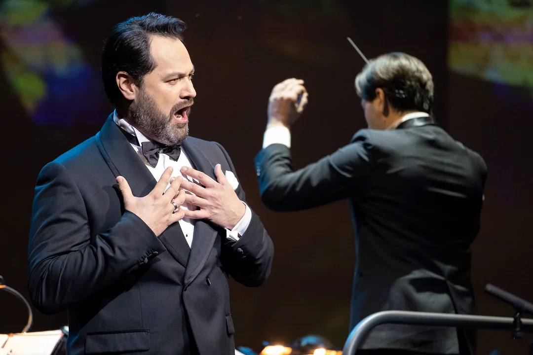 Путин присвоил звание народного артиста Ильдару Абдразакову Президент России Владимир Путин присвоил звание народного артиста РФ оперному певцу и худруку Севастопольского государственного театра оперы и балета Ильдару Абдразакову Звания народного артиста России господин Абдразаков удостоен за большие заслуги в развитии отечественного музыкального искусства и многолетнюю плодотворную деятельность следует из документа Ильдар Абдразаков в 2021 году был удостоен звания заслуженного артиста РФ в 2011 м народного артиста Башкортостана в 2013 м народного артиста Татарстана в 2024 м народного артиста Абхазии kommersant ru БашПрирода