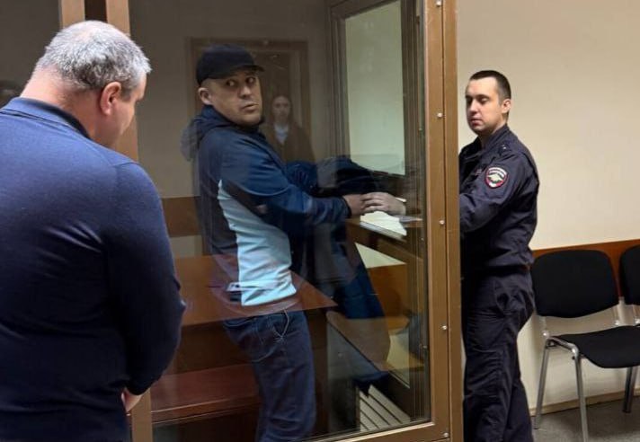 Бойфренда жестоко избившего кубанскую модель отправили под домашний арест Ему грозит до 8 лет лишения свободы Дмитрий Кузьмин и Анжелика Тартанова поссорились дома Мужчина сильно избил девушку ударив её по голове Пострадавшую в тяжёлом состоянии доставили в реанимацию У неё диагностированы трепанация черепа закрытая черепно мозговая травма ушиб мозга внутримозговая гематома и отёк головного мозга Девушка не может говорить и вставать с постели Возбуждено уголовное дело по статье 111 УК РФ Кубанские Новости Мы в MAX