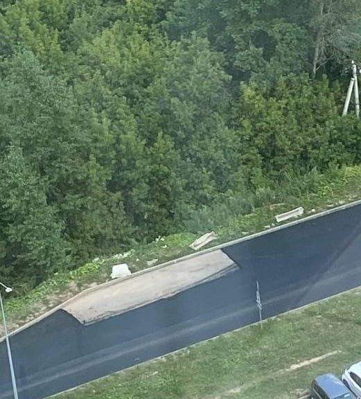 В нижегородском ЖК «Анкудиновский парк» водитель не убрал свою машину перед началом дорожных работ, и в итоге асфальт попросту положили вокруг нее    Фото: ГТРК «Нижний Новгород