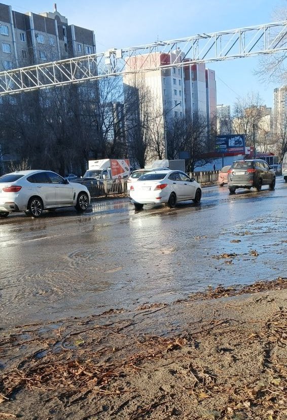 Специалисты устраняют коммунальную аварию, оставившую без воды 13 улиц в Воронеже   Прорыв в районе остановки «Газовая улица» на 9 Января обнаружили сегодня утром. Вернуть воду обещают к полуночи.   На время восстановительных работ ограничено холодное водоснабжение по следующим адресам:   ул. 9 Января, 182-254, 189-221;  ул. Гайдара;  ул. Малаховского;  ул. Жемчужная;  пер. Чесменский;   пер. Хреновской;   пер. Красно-Лимановский;  пер. Грибановский;   пер. Ямской;  пер. Станичный;  пер. Лискинский;  пер. Анненский;  пер. Валуйский