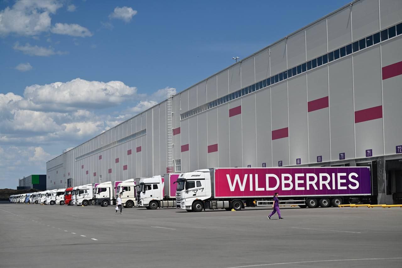 В Тамбовской области открыт крупнейший логистический центр Wildberries и Russ Торжественное открытие нового логистического комплекса объединённой компании Wildberries и Russ состоялось на территории индустриального парка «Котовск» в Тамбовской области, сообщает правительство региона. Комплекс построен в две очереди: первая очередь заняла 61 тыс. кв. метров, вторая — ещё 47 тыс. кв. метров. Общая площадь склада теперь составляет 108 тыс. кв. метров. Операционная зона оснащена современным оборудованием, включая автоматический трёхуровневый сортировочный конвейер, способный обрабатывать более 1,4 млн единиц товара в сутки. После полного запуска вместимость логоцентра достигнет 54 млн товарных позиций. Инвестиции в проект составили почти 7 млрд рублей.