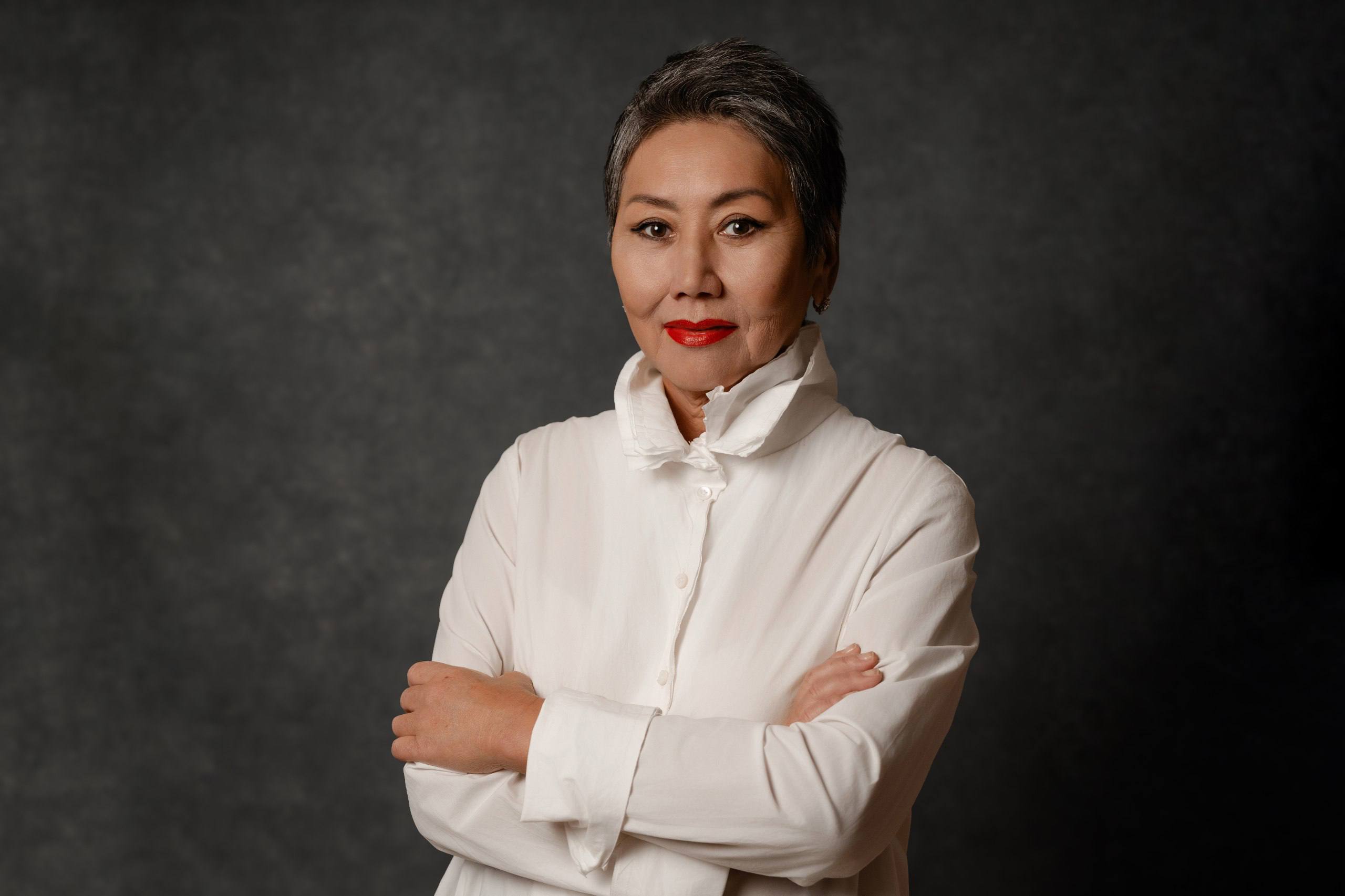 Президент Российской Федерации Владимир Владимирович Путин присвоил звание заслуженного деятеля искусств РФ генеральному директору МХАТ им М Горького Елене Николаевне Булуковой Только что узнала о присвоении мне почетного звания Заслуженный деятель искусств Российской Федерации Это огромная честь Я воспринимаю это звание не только как личное признание в первую очередь это высокая оценка труда моей команды коллег которые были со мной на всех этапах пути моих учителей Конечно это налагает еще большую ответственность и дает новые силы для дальнейшей работы Спасибо прокомментировала событие Елена Булукова Поздравляем Елену Николаевну и от всей души желаем новых творческих достижений и успехов