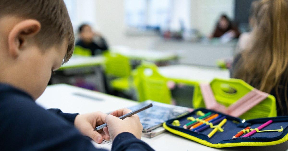 Почему учителя уезжают не отработав обещанные пять лет Почти треть педагогов приехавших в Калининградскую область по программе Земский учитель расторгли договоры досрочно С троих сейчас пытаются взыскать по 1 млн рублей компенсации С 2020 года трудоустроили 47 человек шестеро ушли раньше срока Среди причин проблемы с жильём и вопросы к системе отбора Почему регион снова теряет кадры разобрался источник