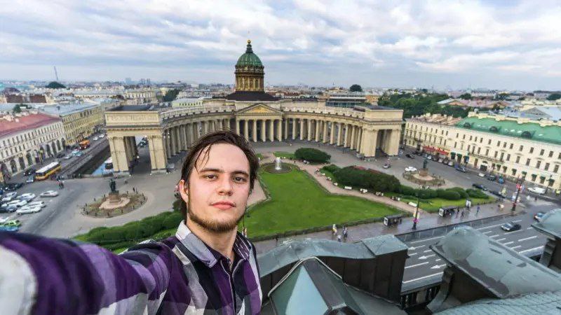 Россиянина приговорили к 16 годам за передачу американцу книги о советских бункерах Пермский суд назначил 16 лет колонии фотографу и музыканту Григорию Скворцову по делу о госизмене. Поводом для уголовного дела стала передача американскому журналисту книги о советских бункерах, которую можно открыто купить. Речь идёт о книге «Советские "Секретные бункеры": городская специальная фортификация 1930-1960-х годов». Эта книга не запрещена и свободно продаётся. В итоге мужчину обвинили в государственной измене. Однако точная причина дела не раскрывается.