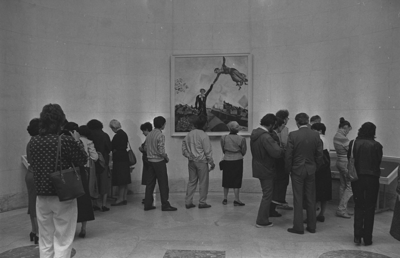 11 декабря ГМИИ им А С Пушкина откроет выставку Марк Шагала Искусство притяжения Основу экспозиции составят произведения русского периода конец 1900 х 1922 одного из самых насыщенных и важных в творчестве художника Произведения будут сопровождаться цитатами из автобиографической книги Марка Шагала Моя жизнь Литературный комментарий поможет зрителям понять что скрыто за знакомыми образами летящих влюбленных и витебских улиц В центре выставки реконструкция зрительного зала Еврейского камерного театра для которого он расписывал панно в 1920 году Рядом Комната семьи Шагал с подлинной мебелью из дома в Витебске В экспозиции покажут и редкости рисунки времен Первой мировой иллюстрации к Мертвым душам Гоголя и к сказкам Дер Нистера За месяц до открытия выставки 12 ноября в лектории Отдела личных коллекций начнется специальный цикл лекций Марк Шагал и XX век который поможет узнать больше не только о художнике но и о важных явлениях мирового искусства ХХ века Москва