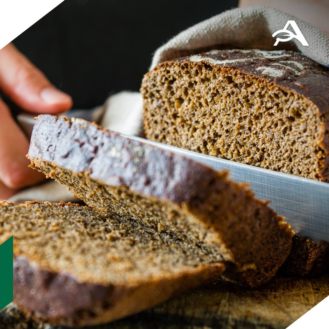 Ржаное хлебопечение в России надо поддержать федеральной программой Об этом заявила ректор Международной промышленной академии вице президент Российского союза пекарей Ольга Ильина Нужна федеральная программа поддержки ржаного хлебопечения И два союза Союз мукомольных и крупяных предприятий и Российский союз пекарей могут это инициировать подчеркнула она В 1990 году в России произвели 16 4 млн тонн ржи а в 2002 году 7 1 млн тонн С 2018 года валовые сборы уже не выходили за уровень 2 4 млн тонн Прогноз на 2025 год еще ниже 1 1 млн тонн Мы теряем ржаное хлебопечение Производство ржи сокращается потому что она недорогая урожайность у нее невысокая уточнил президент Российского союза мукомольных и крупяных предприятий Игорь Свириденко agroexpert Наши каналы