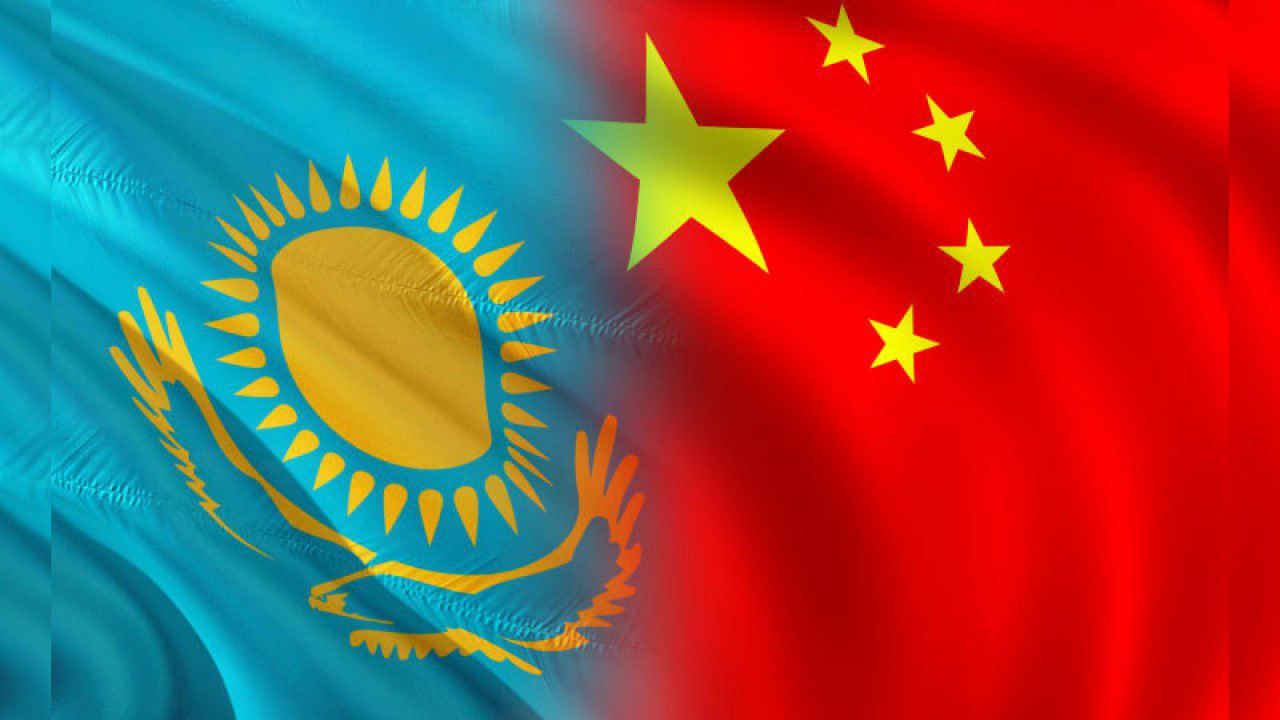 Xinfa Group планирует вложить $15 млрд в создание промышленного парка на севере Казахстана Китайская компания Xinfa Group планирует построить в Павлодарской области Казахстана интегрированный производственный комплекс полного цикла, передает Kazakh Invest. В рамках проекта запланировано освоение месторождений угля, бокситов, меди, флюорита и известняка, строительство заводов по производству глинозема, алюминия, меди, соды, углеродных и строительных материалов, а также энергетических объектов. Площадь парка составит более 3 тысяч гектаров. Ожидаемый объём инвестиций — около $15 млрд. В ближайшее время стороны намерены провести детальные технико-экономические исследования, определить оптимальные площадки для размещения объектов и приступить к подготовке соглашения об инвестициях. Xinfa Group — металлургическая компания, один из ведущих производителей алюминия в Китае. В 2024 году компания заняла 18-е место в рейтинге крупнейших частных предприятий КНР. Читайте также: «Дочка» Министерства финансов Китая предлагает построить в Казахстане логистический парк China TianChen Engineering Corparation построит утилизационную электростанцию на заводе ферросплавов в Актюбе Logistan.info Логистика Экономика