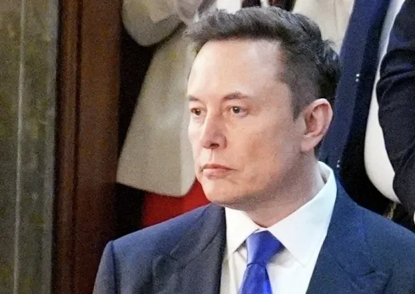 Илон Маск назвал способ преодоления безработицы из за замены человека ИИ Власти должны раздавать деньги по мере вытеснения сотрудников нейросетью Это стало бы лучшим способом гарантировать всеобщий высокий доход отметил американский миллиардер Он также объяснил почему при этом скачка инфляции не произойдёт ИИ робототехника будет производить товары и услуги в количестве значительно превышающем рост денежной массы поэтому инфляции не произойдёт написал Маск в соцсети X Подписаться на Говорит Москва Telegram VK MAX