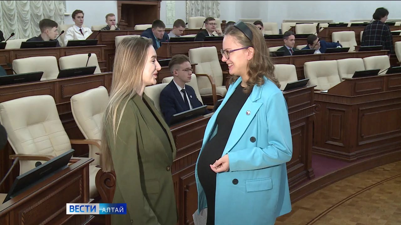 В Алтайском крае студенткам, которые скоро станут мамами, уже выплатили 28 млн рублей.  С начала года в регионе действует мера соцподдержки: деньги положены тем женщинам, что учатся очно и встают на учёт в женской консультации.  Размер выплаты – 100 тыс. руб. Так, с января эту сумму уже получили 282 будущие мамы, из них почти треть из городов – Барнаула, Бийска, Новоалтайска, Славгорода и Рубцовска. Средний их возраст – 21 год.  Единовременная выплата беременным студенткам была введена на ближайшие два года в рамках нацпроекта «Семья» и региональной программы повышения рождаемости.