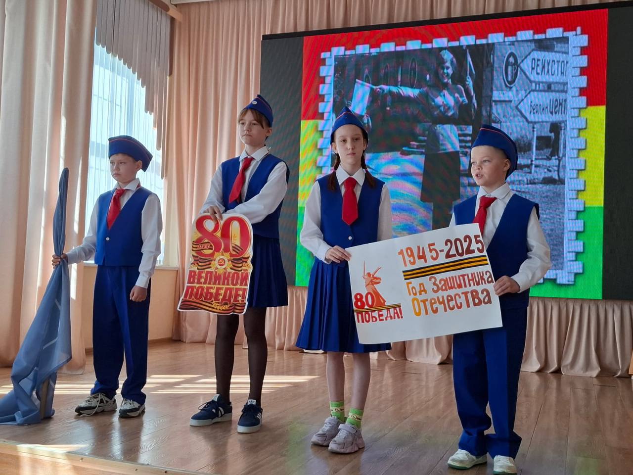  2025 В Поронайске прошел муниципальный конкурс юных инспекторов движения «Безопасное колесо-2025». Мероприятие проводилось совместно с сотрудниками Госавтоинспекции Поронайского ГО, специалистами Департамента образования, культуры и спорта администрации Поронайского МО, педагогами дополнительного образования Центра детского творчества и сотрудниками ПОУ «Поронайская автомобильная школа». В конкурсе соревновались 6 команд ЮИД, которые продемонстрировали свое мастерство и знания в различны направлениях. Это творческий конкурс агитбригад, знания правил дорожного движения, оказание первой медицинской помощи, велоэстафета, основы безопасности жизнедеятельности. Участники конкурса с большим интересом, азартом и волнением проходили все станции маршрута, показывая командную сплоченность и личные достижения. 1 место - победителем конкурса стала команда «Зеленая волна», школа № 7, руководитель Никитина Татьяна Васильевна. 2 место – команда «Зебра», школа № 2, руководитель Сиделева Лариса Викторовна. 3 место - команда «Зеленый свет», школа № 8, руководитель Федорович Владимир Евгеньевич. В личном первенстве победу одержали: - София Назарова, участник команды «Зебра», школа № 2; Степан Никитин, участник команды «Зеленая волна», школа № 7. Госавтоинспекции отмечает, что мероприятие традиционно стало не только спортивно-интеллектуальным состязанием, но одним из способов привлечения внимания общественности к проблемам детского дорожно-транспортного травматизма и пропаганде безопасного поведения в дорожной обстановке. Поздравляем участников с достойными наградами и желает дальнейших успехов и плодотворный работы своим юным дорожным помощникам. #ГосавтоинпекцияПоронайска #ВниманиеДети #БезопасноеКолесо2025