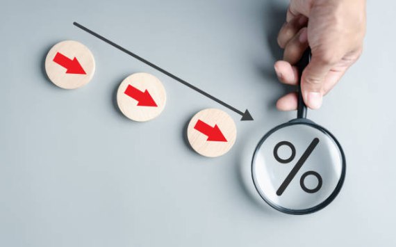 Центральный Банк может сохранить ключевую ставку на текущем значении на следующих заседаниях   globalmsk ru news id 78305 Многие аналитики считают что Центральный Банк сохранит ключевую ставку на уровне 16 годовых как минимум на ближайших двух заседаниях так как инфляционное давление в 2026 году вновь усилилось Однако это не единственный вариант развития событий Следующие заседания руководителей регулятора назначены на 13 февраля и 20 марта Пока что никто не может с полной уверенность сказать какое именно решение будет принято однако ситуация с усилением инфляционного давления вызывает тревогу не только у экспертов но и у представителей Центрального Банка Михаил Беляев финансовый аналитик прокомментировал данную ситуацию следующим образом Важно понимать что инфляция в России носит немонетарный характер Именно по этой причине борьба с ростом потребительских цен путем ужесточения денежно кредитной политики не дает должного эффекта Подорожание товаров и услуг связано с политикой тор