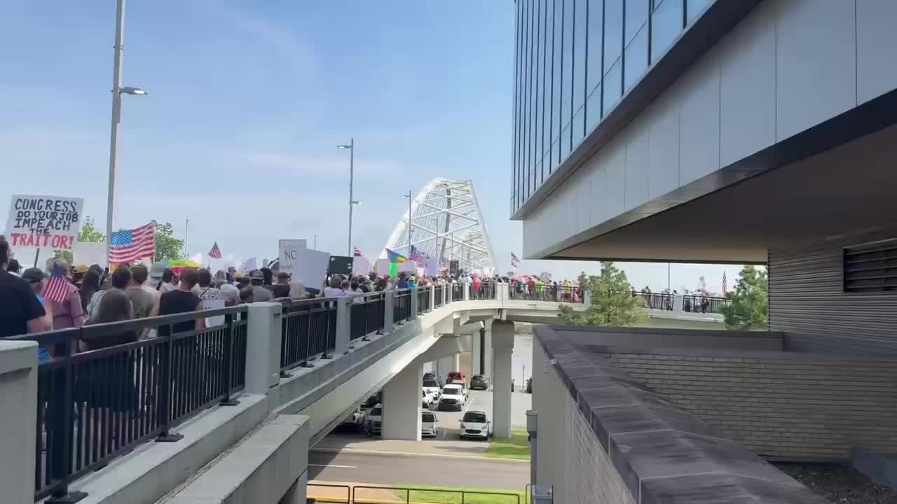 Протесты против политики Трампа охватывают несколько городов США