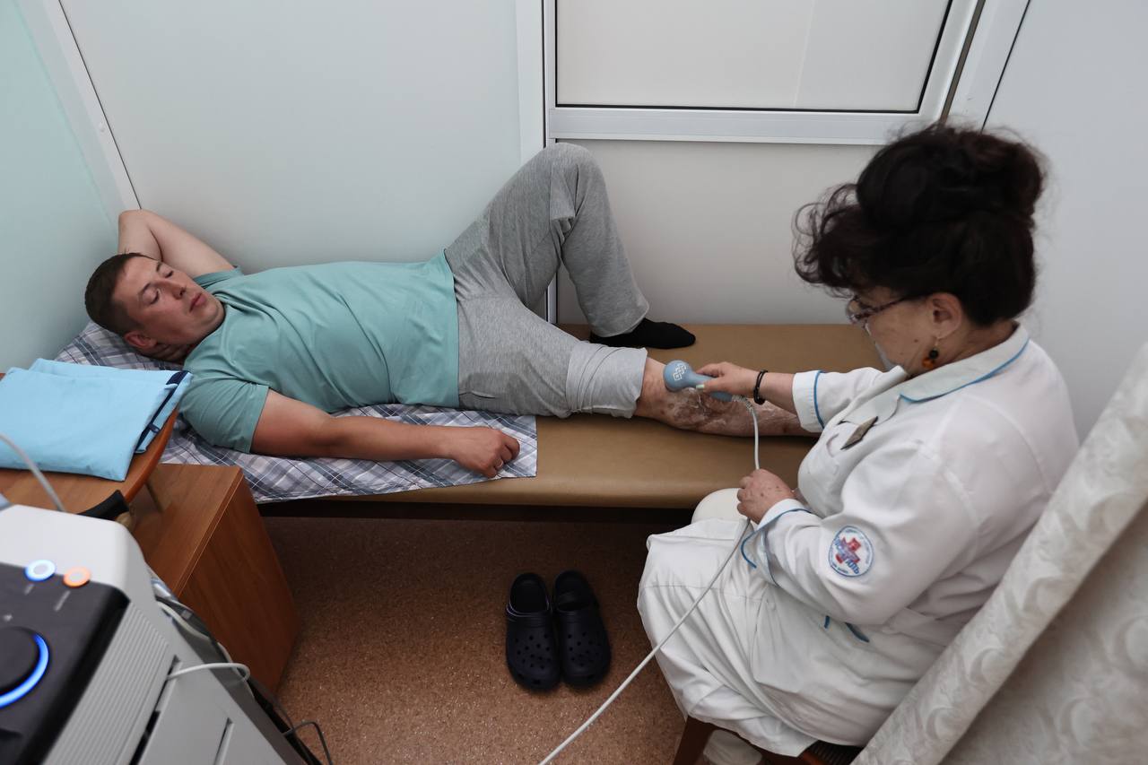 На Южном Урале расширяется сеть учреждений для реабилитации ветеранов Об этом сообщил губернатор Алексей Текслер на рабочей встрече в Москве с помощником президента России Секретаря Государственного Совета Российской Федерации Алексеем Дюминым Глава региона выступил в качестве руководителя комиссии Госсовета РФ по направлению Экономика и финансы На встрече было уделено внимание результатам работы комиссии Экономика и финансы в 2025 году и определены основные задачи на 2026 год В отдельном блоке встречи речь шла о мерах поддержки участников специальной военной операции и их семей в Челябинской области Губернатор рассказал о комплексной системе помощи защитникам Отечества включающей принятие одного из первых в стране областных законов о поддержке участников СВО работу филиала госфонда Защитники Отечества создание и развитие областного Единого центра поддержки и реабилитации участников СВО а также расширение сети медицинских учреждений для реабилитации ветеранов poolN74 Читайте нас в Телеграм в MAX в VK