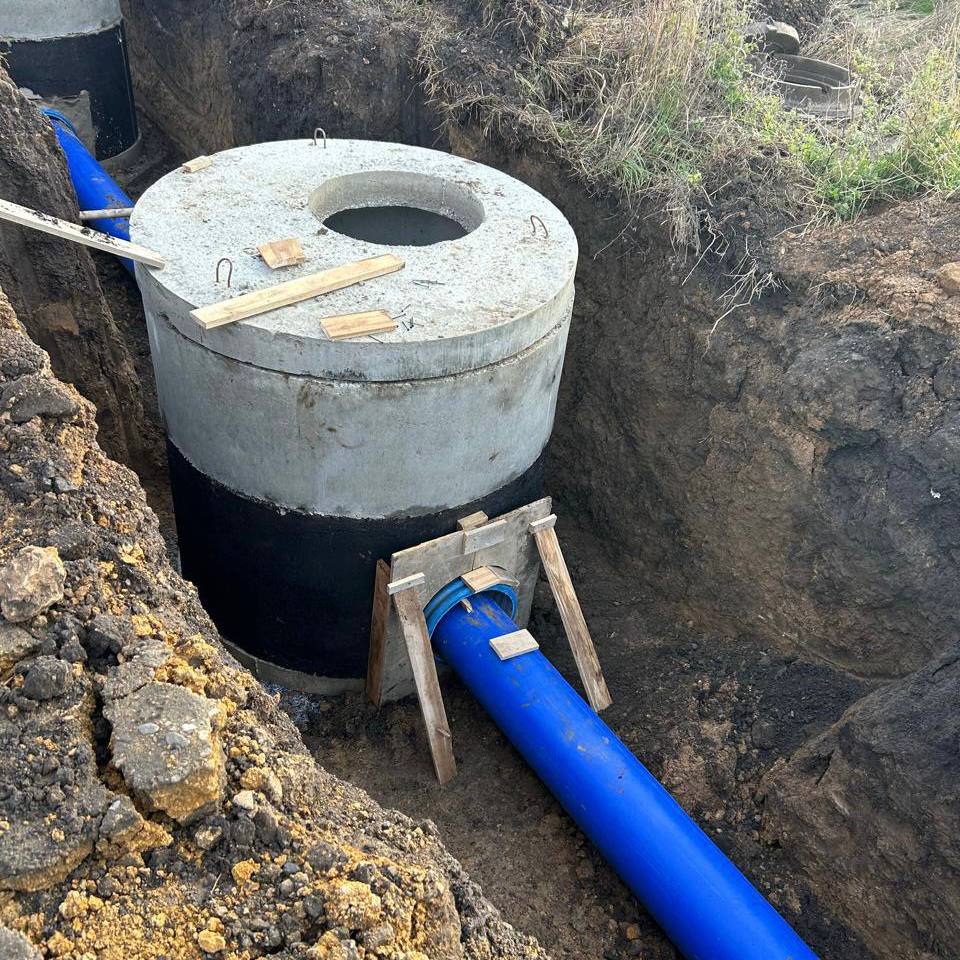 В Мясниковском районе Ростовской области началось строительство нового водопровода протяженностью 18 км Он обеспечит качественной водой более 4 6 тысяч жителей села Большие Салы а в будущем и соседние населённые пункты Кроме того построят насосную станцию и резервуары для чистой воды Работы уже идут готовы траншеи подготовлено основание под колодцы уложены первые километры труб Объект реализуется по нацпроекту Инфраструктура для жизни Проект рассчитан на три года с общим финансированием около 2 млрд рублей из федерального областного и муниципального бюджетов минЖКХ Ростовскаяобласть Инфрастуктурадляжизни нацпроект МКИ