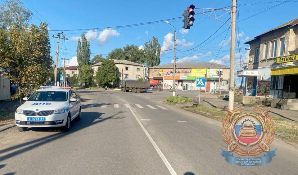В Старобельске женщина на иномарке сбила 10-летнюю школьницу  29 июня около 15: 40 в Старобельске произошло ДТП. В региональной Госавтоинспекции рассказали, что 45-летняя водитель Mercedes Benz поворачивала на перекрёстке и не пропустила девочку, которая переходила дорогу.  В результате наезда 10-летняя школьница получила телесные повреждения и была госпитализирована.  - По факту ДТП вынесено определение о возбуждении административного расследования, - отметили в УГИБДД.  В отношении водителя легкового автомобиля составлены административные материалы. По факту ДТП сотрудники полиции проводят дальнейшую проверку.
