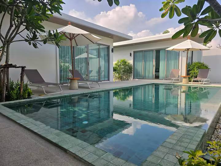 Мошенники при аренде жилья в Таиланде всё чаще крадут паспортные данные туристов Россияне всё чаще сообщают о новой схеме мошенничества при аренде жилья в Таиланде Злоумышленники не только выманивают деньги под видом бронирования но и получают доступ к паспортным данным туристов которые затем используют для обмана других людей Одна из таких историй произошла с туристкой из Тулы планировавшей поездку на Пхукет Жильё она искала через Telegram Менеджер с активным аккаунтом отзывами и каналом без труда предложила подходящие варианты Для бронирования попросили копию паспорта и предоплату в размере 30 Позже последовал запрос ещё на 50 суммы После отказа и просьбы вернуть деньги менеджер перестала выходить на связь Позднее выяснилось что человек от имени которого велась переписка сам стал жертвой мошенников Его паспорт ранее использовали в аналогичной схеме а затем под чужими данными начали обманывать новых клиентов Теперь пострадавшие опасаются что их документы также могут быть использованы для дальнейших афер Подобные случаи фиксируются всё чаще Аналогичные жалобы поступают не только из Таиланда но и из Вьетнама и Индонезии Эксперты предупреждают передача паспортных данных незнакомым людям в мессенджерах может привести к потере не только денег но и контроля над собственной личностью Туристам рекомендуют с особой осторожностью относиться к бронированиям через Telegram и не доверять менеджерам без официальных подтверждений   Подпишись taika v