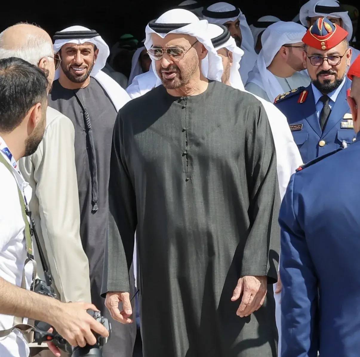 На Dubai Airshow 2025 Президент ОАЭ шейх Мухаммед бен Зайед лично ознакомился с экспозицией Он детально изучил выставленные в статической зоне новейшие самолеты оборонные технологии и инновации представленные международными компаниями подчеркнув таким образом важность этих разработок DH news