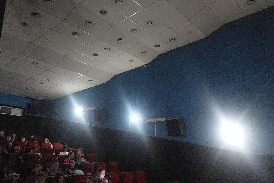 В Хакасии 15 человек получили ожоги глаз во время просмотра фильма в кинотеатре В Абакане завели уголовное дело по факту ненадлежащего оказания услуг в кинотеатре расположенного на улице Тараса Шевченко По версии Следственного комитета 3 ноября во время сеанса в малом зале от света бактерицидной лампы пострадали 15 посетителей восемь из них дети После просмотра фильма горожане получили ожоги глаз и обратились за медицинской помощью В ближайшее время сотрудники правоохранительных органов допросят их об обстоятельствах случившегося Расследование дела продолжается Устанавливается тяжесть вреда здоровью причиненного пострадавшим Виновным может грозить до двух лет лишения свободы Обновлено в СК сообщили что количество пострадавших увеличивается люди продолжают обращаться за помощью СК Подписаться на kpkrsk