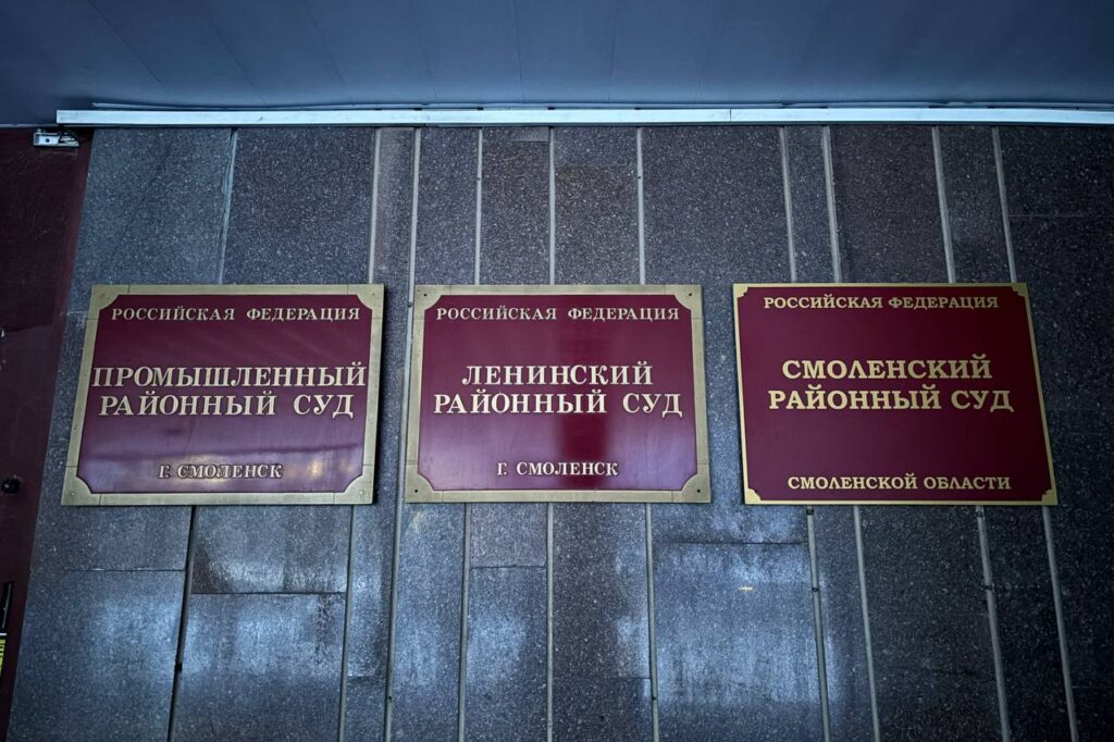 Городская управляющая компания выплатит смолянке больше 200 тысяч рублей Жительница Смоленска припарковалась у дома 3 на улице Валентины Гризодубовой а вскоре обнаружила упавшую на ее машину березу Стоимость восстановительного ремонта автомобиля составила 121 500 рублей Женщина обратилась в Городскую управляющую компанию но ее претензия осталась без удовлетворения Иск о возмещении ущерба и защите прав потребителя рассмотрел Промышленный районный суд областного центра По итогам разбирательств было установлено что дом возле которого произошел инцидент с березой обслуживает Городская управляющая компания Подробнее   smolnarod ru news smolensk hcs smolyanka cherez sud dobilas vozmeshheniya ushherba za padenie dereva na mashinu