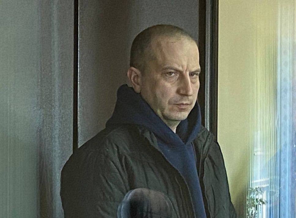 Фигуранта «дорожной ОПГ» в Челябинске будут судить повторно Артём Степанов, экс-глава отдела в ОГКУ «Челябинскавтодор» и участник так называемой «дорожной ОПГ», снова пойдёт под суд. Второе уголовное дело уже передано в суд: теперь Степанову грозит до шести лет лишения свободы. По версии следствия, с апреля по сентябрь 2022 года он получил взятку от главы компании «ДорстройГрупп» — в виде укладки тротуарной плитки, бордюров и доставки стройматериалов на личный участок. Взамен чиновник утвердил акты выполненных работ по контракту на дороге «Лазурный — Дубровка — граница Сосновского района». Ранее Степанов уже проходил по делу о созданной Нвером Колозяном ОПГ, занимавшейся распилом госконтрактов по нацпроекту «Безопасные качественные дороги». Тогда Степанов пошёл на сделку со следствием и отделался условным сроком и штрафом 1,6 млн рублей. Теперь ему придётся отвечать по новой. Напомним, по делу «Уралдорстроя» задержаны Нвер Колозян и его сын Гарник. По оценке следствия, преступная группа «осваивала» бюджеты на дорожных подрядах через 124 контракта на сумму почти 6 млрд рублей. Подписаться Прислать новость