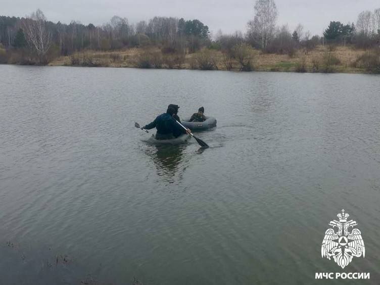 Спасатели помогли рыбаку, который почувствовал себя плохо в лодке. Знакомые рыбачили на пруду в районе Тяжинского. Один из них в какой-то момент перестал реагировать на окрики. Экстренные службы эвакуировали его на берег и передали медикам. Вести-Кузбасс