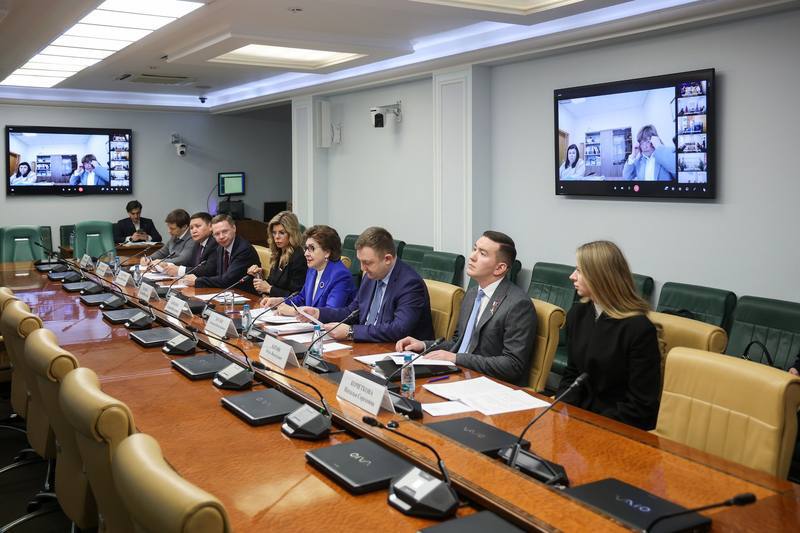 Провела сегодня совещание посвященное детскому отдыху в котором участвовали представители Министерства просвещения регионов и сенаторы Обсудили задачи очередного уже шестого этапа Программы по модернизации инфраструктуры детского отдыха и оздоровления На этот раз участниками станут 44 региона впервые Санкт Петербург Республика Коми и Чукотский автономный округ К 15 мая должен быть выполнен большой объем работ построены 82 жилых корпусов и капитально отремонтированы 38 объектов инфраструктуры Надеюсь что накопленный опыт позволит уложиться в поставленные сроки Сенаторы во всех случаях в регионах будут держать руку на пульсе и оказывать необходимую помощь Напомню Совет Федерации был инициатором этой программы которая началась в 2023 году За это время в ней приняли участие 67 регионов в которых были построены 254 современных жилых корпуса для всесезонного отдыха детей проведен капитальный ремонт 61 й столовой и 37 ми медицинских пунктов Подписывайтесь на мой канал МАХ