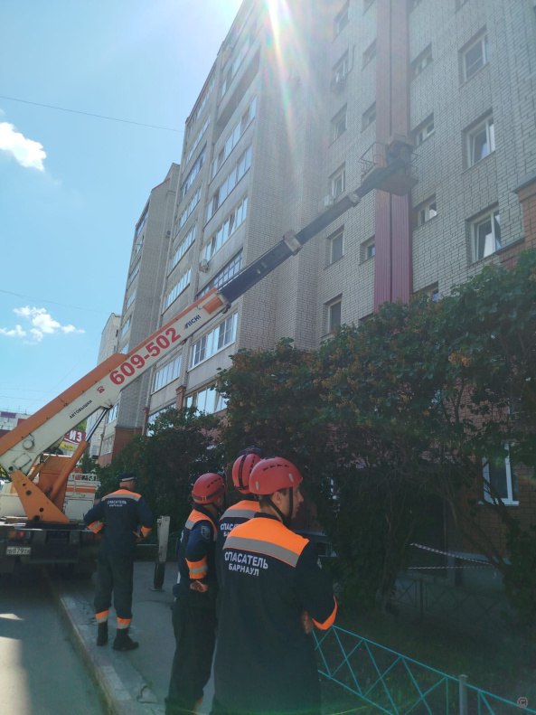В Индустриальном районе в границах дома по адресу ул.Попова, 113 введен режим повышенной готовности. Сегодня, 4 июня, в Единую дежурную диспетчерскую службу города Барнаула поступила информация об отслоении декоративной кирпичной кладки над 1, 2, 3 подъездами многоквартирного 10-этажного дома по ул.Попова, 113. На место прибыли глава администрации района Денис Летягин, исполняющий обязанности начальника управления ГО ЧС по городу Барнаулу Евгений Терещенко, заместитель председателя комитета жилищно-коммунального хозяйства администрации города Барнаула Виталий Ростов, представители специализированной организации ООО «Спецсервис», застройщика ООО «Жилищная инициатива», управляющая ТСЖ «Инициатива» Айна Акпанова, специалисты Управления Алтайского края по делам ГО ЧС и ПБ. Специализированной организацией проведено обследование фасада жилого дома. В результате обследования установлено, что имеется отслоение декоративной кирпичной кладки над 1, 2, 3 подъездами, со стороны дворового фасада, между 3 и 10 этажами, пострадавших нет, эвакуация людей не требуется. В целях безопасности на месте было организовано ограждение по периметру жилого дома в соответствии с рекомендациями экспертной организации. В администрации Индустриального района проведено заседание районной комиссии по предупреждению и ликвидации чрезвычайных ситуаций и обеспечению пожарной безопасности. Принято решение по введению режима «Повышенная готовность» в границах придомовой территории многоквартирного жилого дома по адресу ул. Попова, 113. Для обеспечения безопасности жильцов дома застройщиком ООО «Жилищная инициатива» будут установлены защитные навесы над выходами из 1, 2, 3, ТСЖ «Инициатива» рекомендовано провести демонтаж декоративной кладки в районе 1, 2 ,3 подъездов, спасателями Управления Алтайского края по делам ГО ЧС и ПБ организовано дежурство. Ситуация находится на контроле в администрации города и администрации Индустриального района.