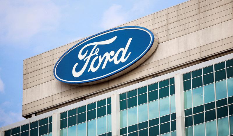 Ford планирует выпуск доступных электромобилей с 2027 года  Ford объявила о запуске новой линейки доступных электромобилей, включая пикап среднего размера с начальной ценой около $30 000. Производство начнется в 2027 году на заводе в Луисвилле, Кентукки, с инвестициями в $2 млрд, что позволит сохранить 2200 рабочих мест.  Ford стремится конкурировать с китайскими автопроизводителями, такими как BYD, которые предлагают электромобили по более низким ценам. Средняя цена электромобилей в США составляет $47 000, в то время как китайские модели стоят от $10 000 до $25 000. Конкуренция за доступные электромобили усиливается, и Ford намерена укрепить свои позиции на этом рынке.  Стратегия Ford по выпуску более доступных электромобилей может усилить её конкурентоспособность и стать драйвером роста в долгосрочной перспективе, особенно на фоне усиливающейся конкуренции со стороны китайских производителей.  #Ford #электромобили #инвестиции #автопром