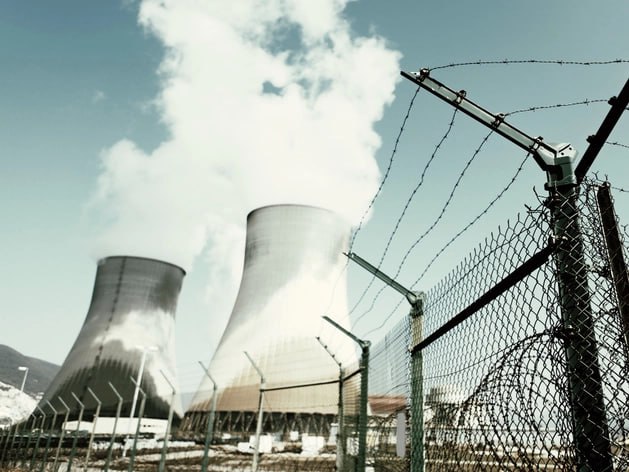 Нижегородское предприятие на 25 увеличило выпуск арматуры для АЭС и промпредприятий за 150 млн руб В Павлове Нижегородской области предприятие Производственная фирма Ока ПФ Ока нарастило выпуск запорной арматуры на 25 до 8 тыс единиц в год Общий объем инвестиций составил около 150 млн руб из которых 90 млн рублей предоставил федеральный ФРП 10 млн рублей Фонд развития промышленности и венчурных инвестиций Нижегородской области Средства были выданы в виде льготного займа По оценке компании в последнее время доля импорта на российском рынке трубопроводной арматуры для АЭС составляла порядка 50 Расширение мощностей позволит заместить продукцию ушедших иностранных производителей и занять до 22 сегмента отечественного рынка При производстве продукции используется только отечественное сырье Деловой квартал НН