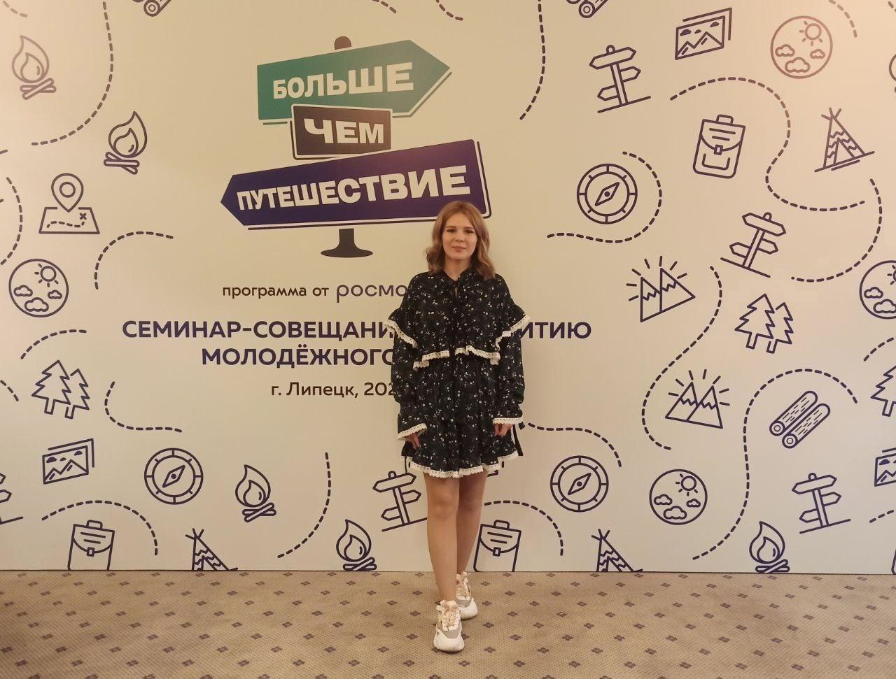 Восемь курян получили грант от «Росмолодёжи». В первом сезоне конкурса «Росмолодёжь. Гранты среди физических лиц» приняли участие 19 682 заявки, из которых был отобран 1 401 проект со всей России на сумму более 800 млн рублей. В нашем регионе победителями стали восемь курян. Среди них — проект «Социально-просветительский навигатор „РазУМНЫЕ финансы“» ведущего библиотекаря методического отдела Централизованной системы библиотек Курска Дарьи Оркиной, который получил грантовую поддержку в размере 440 тысяч рублей. Проект направлен на обучение подростков из малообеспеченных и неблагополучных семей, а также детей с ограниченными возможностями здоровья из школ-интернатов Курска. Они будут учиться принимать финансовые решения и взаимодействовать с банковскими учреждениями в повседневной жизни. Поздравляем с победой и желаем успешной реализации проекта!