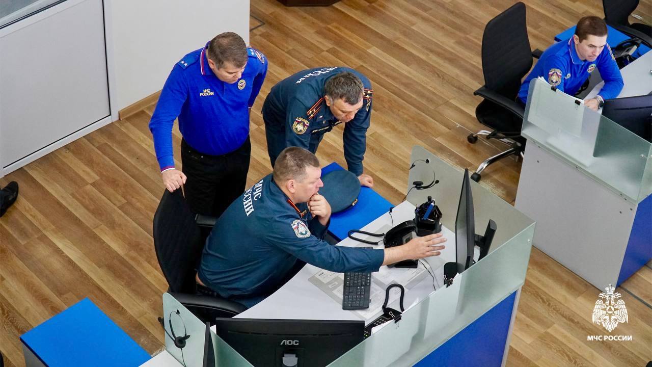 Сотрудники МЧС Ставрополья оказывают методическую помощь коллегам из Дагестана Специалисты МЧС Ставрополья во главе с первым заместителем чрезвычайного ведомства Апрелем Агакишиевым провели проверку Главного управления по Республике Дагестан. Ее целью являлось совершенствование организации и повышение результативности деятельности регионального спасательного ведомства, а также оказание методической и практической помощи, направленных на повышение эффективности деятельности. В течение недели комиссия оценивала повседневную работу Главного управления МЧС России по Республике Дагестан и готовность спасательного ведомства к реагированию на чрезвычайные ситуации. Кроме того, в рамках тематической проверки было проведено контрольно-проверочное учение на объекте с массовым пребыванием людей. По итогам проверки была оказана методическая и практическая поддержка, направленная на оптимизацию деятельности регионального ведомства для достижения высоких результатов в реагировании на оперативные события. МЧС Ставрополья Подпишись ВК ОК Рутуб #МЧС26 #МЧССтаврополь