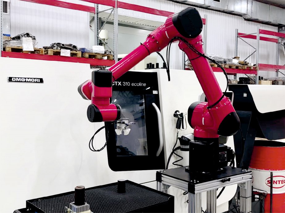 Роботов задействуют на промышленных предприятиях края В регионе успешно завершились первые испытания по внедрению коллаборативного робота в работу ЧПУ станка по производству деталей Проект реализовали с участием предприятия ПромМаш Новая установка позволит освободить операторов от рутинных операций и повысить производительность на 40 В течение полугода автоматизированную ячейку это тандем робота и ЧПУ станка полностью донастроят и запустят непосредственно на производстве Коллаборативные роботы разработаны для безопасной совместной работы с людьми в одном рабочем пространстве без защитных ограждений Они помогают сотрудникам выполнять монотонные опасные или сложные задачи например сборку погрузку разгрузку сварку покраску или упаковку Минпромторг Хабаровского края