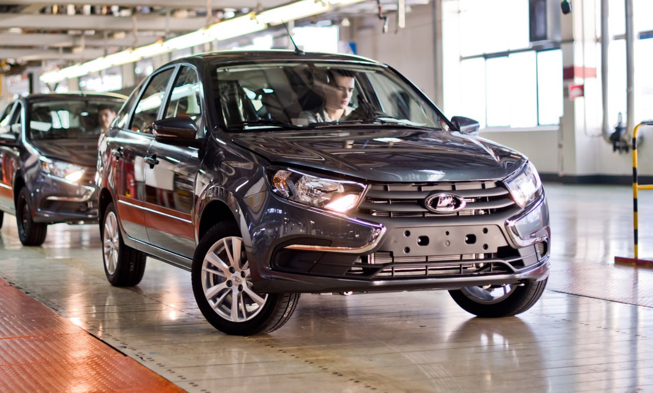 АвтоВАЗ отзывает 33 тысячи Lada Granta АвтоВАЗ объявил отзыв 33 450 автомобилей Lada Granta проданных с 6 июня по 12 декабря 2025 года Причина подозрение на ослабленный крепёж одного из функциональных элементов Какой именно узел под риском производитель не раскрывает На сервисе машины проверят и при необходимости заменят проблемный элемент autonews youtube