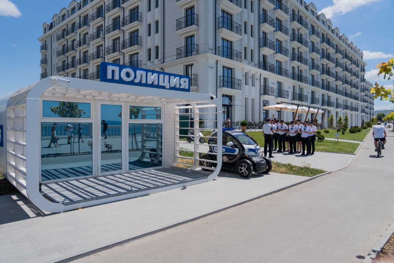 Безопасность в Анапе в курортный сезон обеспечивают сотрудники туристической полиции Новое подразделение было создано весной 2024 года и успешно прошло апробацию сезоном. Сегодня в личном составе туристической полиции ОМВД по г. Анапе 25 сотрудников, которые прошли спецподготовку и обучение английскому языку. На вооружении у них 5 квадроциклов и 3 электрокара, спецтехника помогает обеспечивать общественную безопасность на пляжах и в прогулочных зонах. В этом году специализированным взводом уже раскрыто 15 преступлений, из них 12 в общественных местах, разыскано 7 преступников, составлено 64 административных протокола. Губернатор региона Вениамин Кондратьев неоднократно подчеркивал, что стратегическая задача – создание безопасных условий для отдыха на курортах Кубани, и эта работа с каждым годом набирает обороты, выводя меры безопасности на новый качественный уровень. Так, в Анапе продолжает успешно работать аппаратно-программный комплекс «Купол», который объединяет 4 тысячи интеллектуальных видеокамер. За 3 года задержано свыше 3-х тысяч лиц, находившихся в розыске и найдено около 2-х тысяч транспортных средств. За первое полугодие количество раскрытых с помощью «Купола» преступлений увеличилось в 1,5 раза по сравнению с аналогичным периодом прошлого года. Серьезную помощь правоохранителям оказывают и казачьи патрули, которые несут дежурство в местах массового скопления людей.