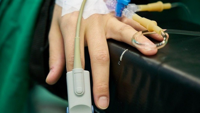 Повар едва не лишилась руки В Уфе 51 летняя женщина повредила кисть правой руки во время работы в горячем цехе Как установила проверка причиной несчастного случая стало ненадлежащая организация работодателем условий труда Суд обязал компанию выплатить пострадавшей 180 тысяч рублей за моральный вред Подписывайся на БСТ