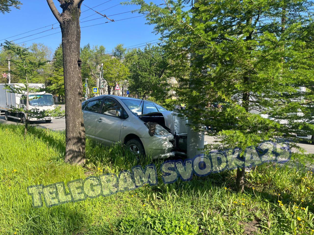 Во Владивостоке на Второй речке массовое ДТП — двух людей увезли на скорой На Русской водитель Prius врезался в Mercedes, которого откинуло в Lexus, а того в свою очередь в Suzuki Jimny. Toyota Prius оказался на столбе. Источник АВТОГАРАНТ Админу
