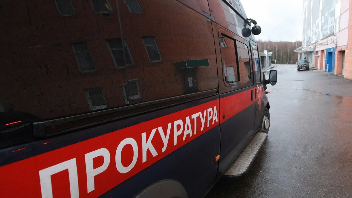 Прокуроры пресекли факты ненадлежащего использования более 2 миллиардов рублей выделенных на строительство модернизацию и оснащение спортивных объектов при реализации комплексной госпрограммы Спорт России заявил генпрокурор РФ Александр Гуцан По его словам одной из действенных альтернатив асоциальному поведению подростков является спорт В ходе соответствующей целевой проверки выявлено 15 тысяч нарушений включая факты незаконной передачи спортивной инфраструктуры под торговые и развлекательные объекты сказал Гуцан выступая в Совете Федерации с докладом О состоянии законности и правопорядка в РФ в 2025 году В качестве примера он рассказал что под обязательство возведения физкультурно оздоровительного центра в Волгограде предприниматель получил участок без торгов однако построил на нем магазин с алкогольной продукцией По иску прокурора добавил Гуцан земельная сделка отменена незаконная постройка приводится в соответствие с назначением