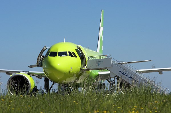 S7 Airlines увеличит частоту рейсов из Москвы в Махачкалу, Минеральные Воды и Владикавказ  С 21 июля S7 Airlines увеличит частоту рейсов из Москвы в Махачкалу, Минеральные Воды и Владикавказ. Об этом сообщает AVIA.RU.  Рейсы в Махачкалу увеличили до ежедневных. Самолеты будут вылетать из Москвы в 07:40, 14:05 и в 15:05 в зависимости от дня недели. Время в полете составит три часа.  В Минеральные Воды S7 Airlines будет летать 11 раз в неделю. Вылеты в 10:35 и в 12:40 в зависимости от дня недели. До Минеральных Вод из Москвы пассажиры долетят за 3 часа 20 минут.  aviaru.net/n285728