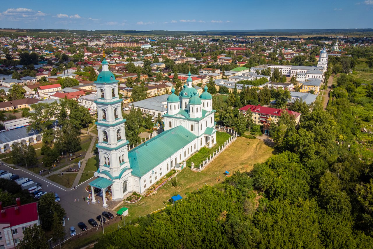 В Елабуге отменили фестиваль Березовского и Спасскую ярмарку после атаки беспилотников в середине июня Власти Елабуги приняли решение отказаться от проведения массовых мероприятий в связи с усилением мер безопасности. Об этом сообщают «Челнинские известия». По словам директора Елабужского государственного музея-заповедника и советника мэра города Гульзады Руденко, отмена коснется в первую очередь VII Музыкального фестиваля Бориса Березовского «Летние вечера в Елабуге» и традиционной Спасской ярмарки. Причиной стали трагические события 15 июня, когда в результате атаки вражеских беспилотников были поражены объекты в Елабужском районе. При ликвидации БПЛА обломки упали на проходную автомобильного завода. В результате инцидента погибли два человека, еще 12 получили ранения. Фестиваль Бориса Березовского должен был пройти с 10 по 13 июля, Спасская ярмарка – с 31 июля по 3 августа. Ранее оба мероприятия уже отменялись в 2020 году – по эпидемиологическим причинам, связанным с пандемией COVID-19.