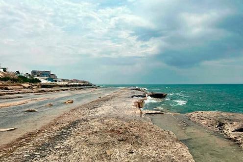 Правительство Казахстана выделило 1 1 млрд тенге 2 2 млн из резерва на комплексное изучение сохранение Каспийского моря и поддержание экологической устойчивости региона Средства получит Казахский НИИ Каспийского моря для улучшения научного потенциала закупки оборудования морского мониторинга и оснащения гидробиологической гидрохимической лабораторий что позволит перейти к системным наблюдениям за гидрометеорологическими и биологическими параметрами на акватории Минэкологии поручено исполнить меры Минфину контролировать целевое использование В сентябре 2025 года президент Касым Жомарт Токаев на трибуне ООН призвал страны к совместным усилиям по спасению мелеющего Каспия как глобальной проблемы Подробнее на нашем сайте Актуальные новости из Центральной Азии fergananews