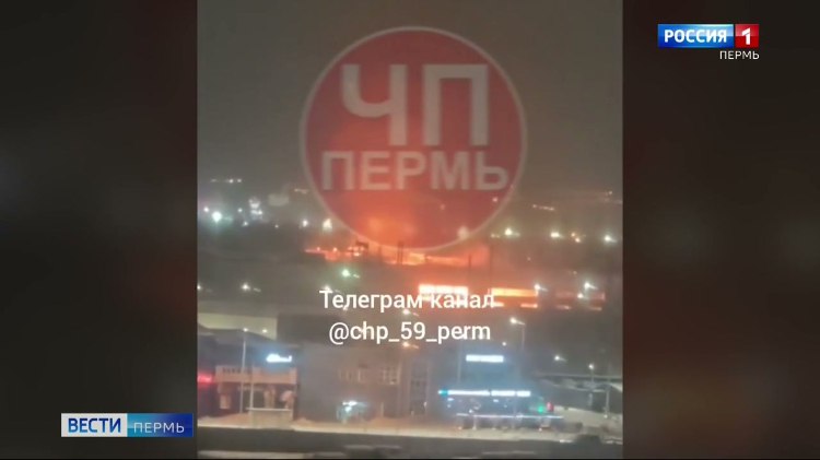 Сильный пожар в Перми тушили 84 спасателя и 26 единиц техники vesti perm ru publications 72d40b19 2959 413d 96b5 aea2684195b6 Cильный пожар сегодня утром произошел на улице Дзержинского в Перми Пламя было такой силы что его видели издалека из разных районов города В краевом МЧС сообщили что загорелось складское помещение на площади в тысячу квадратных метров На месте работали 84 спасателя и 26 единиц техники К счастью пострадавших и погибших нет Во время тушения движение по дороге в районе дома 47 полностью перекрыли Из за этого на всех прилегающих улицах скопились огромные пробки В частности мощный затор был зафиксирован на улице Строителей возле нового тоннеля на Вишерской Вести Пермь в MAX max ru vestipermtv