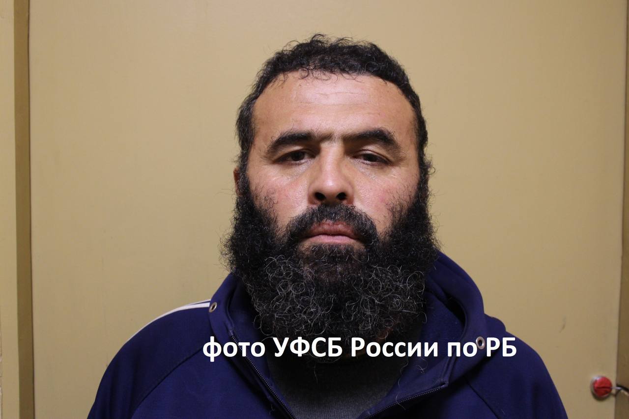 В Башкирии выходца из Узбекистана осудили за пропаганду терроризма Сотрудники УФСБ по Башкортостану задержали 44-летнего Исхока М., обвиняемого в пропаганде и оправдании деятельности запрещённых террористических организаций — ИГ и «Исламской партии Туркестана» . В 2022 году он пытался склонить жителя Нефтекамска к участию в их деятельности, призывая к вооружённой борьбе и оправдывая боевиков. Суд приговорил его к 12 годам лишения свободы: первые 4 года — в тюрьме, остальное — в колонии строгого режима. Приговор вступил в силу. Организации признаны террористическими и запрещены в России. Моя Уфа. Подписаться Прислать новость