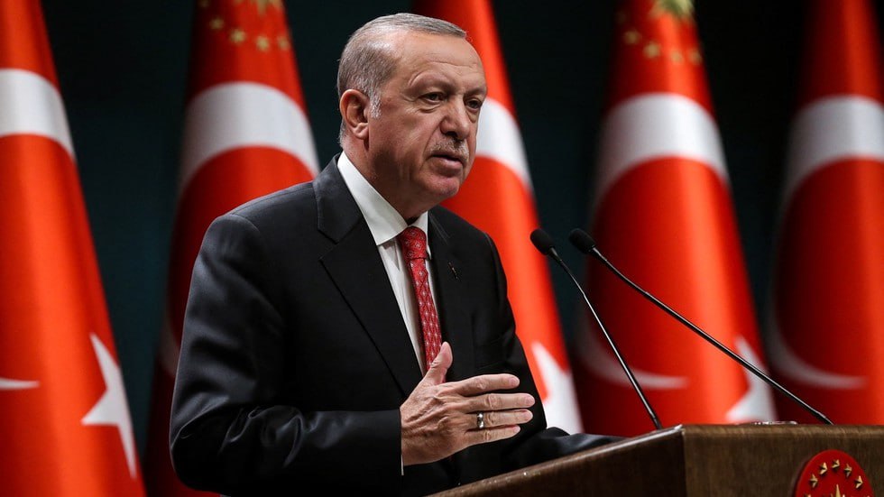Президент Турции Эрдоган поговорил с Зеленским передает Hürriyet Лидеры обсудили турецко украинские отношения российско украинский конфликт а также региональные и глобальные вопросы Эрдоган отметил что Турция готова содействовать диалогу России Украины на высоком уровне Он заявил что Анкара внимательно следила за развитием событий на Аляске и в Вашингтоне продолжает усилия по достижению прочного мира и будет поддерживать безопасность Украины после его достижения jkinvest news jkinvest